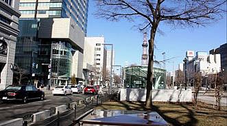 হোক্কাইদো রাজধানী সাপোরো টিভি টাওয়ার ওদুরি পার্কসংলগ্ন রাস্তায় শহরের স্বাভাবিক ব্যস্ততার স্থিরচিত্র। ছবি: লেখক