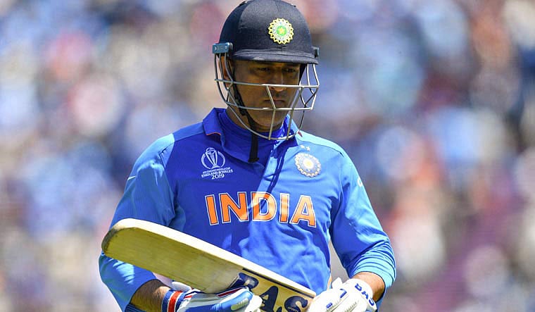 এ জার্সি আর গায়ে দেওয়া হবে না ধোনির? ফাইল ছবি