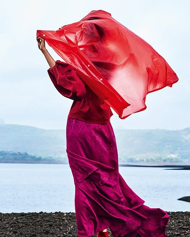 ভোগ ইন্ডিয়ার শুটিং বন্ধ। পুরোনো এই ছবি পোস্ট করে সবাইকে ঘরে থাকতে বলা হয়েছে।