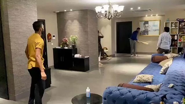 ঘরে বসেই ক্রিকেট খেলছেন দুই পান্ডিয়া ভাই