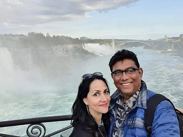 স্ত্রী তাজিন হালিমের সঙ্গে আফজাল হোসেন। ছবি: সংগৃহীত