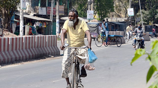 নিত্যপ্রয়োজনীয় পণ্য কিনতে বাইরে বেরিয়েছেন বয়স্ক ব্যক্তি। তবে সুরক্ষা মাস্ক পরেননি। মনসুরাবাদ এলাকা, পাবনা, ৩০ মার্চ। ছবি: হাসান মাহমুদ