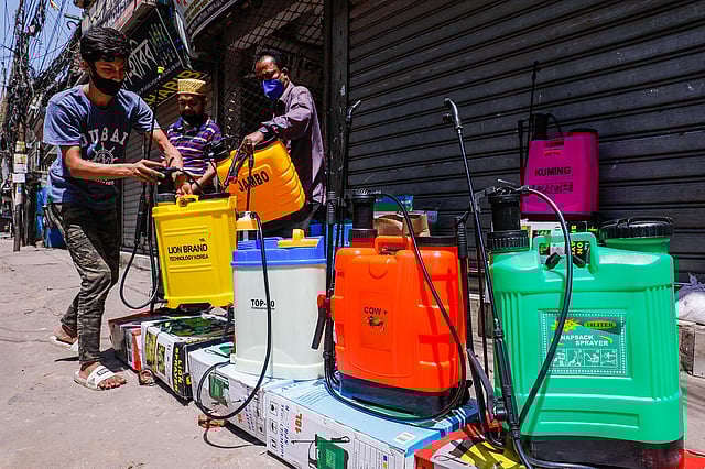 করোনাভাইরাসের সংক্রমণ ঠেকাতে চাহিদা বেড়েছে কৃষিকাজে ব্যবহৃত কীটনাশক ছিটানোর স্প্রে মেশিনের। বর্তমানে এসব মেশিনে ছিটানো হচ্ছে জীবাণুনাশক। আকৃতিভেদে একটি স্প্রে মেশিন বিক্রি হচ্ছে ১ হাজার ২০০ টাকা থেকে ২ হাজার টাকায়। নবাবপুর, ঢাকা, ৩০ মার্চ। ছবি: দীপু মালাকার