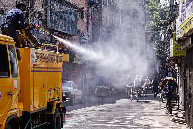 করোনাভাইরাসের সংক্রমণ প্রতিরোধে পুরান ঢাকার অলিগলিতে জীবাণুনাশক ছিটাচ্ছে ঢাকা ওয়াসা। বংশাল এলাকা, ঢাকা, ৩০ মার্চ। ছবি: দীপু মালাকার