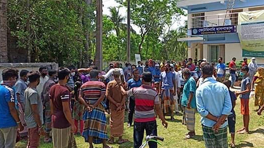 করোনাভাইরাসের বিস্তার ঠেকাতে স্থানীয় বাসিন্দাদের বাধায় বন্ধ হয়ে যায় প্রাণিসম্পদ কার্যালয়ের আয়োজিত অনুষ্ঠান। কালীগঞ্জ, সাতক্ষীরা, ৩০ মার্চ। ছবি: কল্যাণ ব্যানার্জি