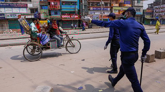 করোনা পরিস্থিতির মধ্যে বিভিন্ন জায়গায় ঘর থেকে বের হওয়া লোকজনকে লাঠিপেটা করা হচ্ছে বলে অভিযোগ রয়েছে। ছবি: প্রথম আলো