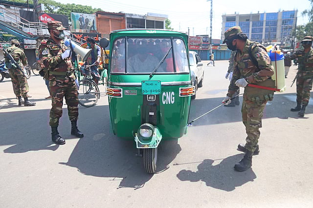 করোনাভাইরাসের সংক্রমণ ঠেকাতে সিলেট নগরের বিভিন্ন এলাকায় লোকজনকে সচেতন থাকার আহ্বান জানিয়েছে সেনাবাহিনী। সেই সঙ্গে নগরে চলাচলকারী যানবাহনে জীবাণুনাশক স্প্রে করছেন সেনাবাহিনীর সদস্যরা। কোর্টপয়েন্ট, সিলেট, ৩০ মার্চ। ছবি: আনিস মাহমুদ