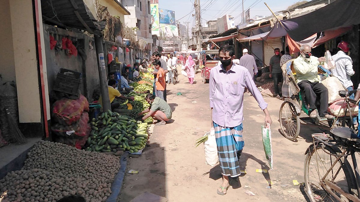 কাঁচাবাজারে পণ্য উঠেছে। নেই কেবল ক্রেতার ভিড়। তাই কমেছে দাম। বাহাদুর বাজার, দিনাজপুর শহর, ৩০ মার্চ। ছবি: প্রথম আলো
