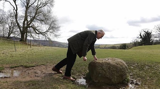 সঙ্গনিরোধ চলাকালে গ্রামের সীমান্তে রাখা এই পাথর অতিক্রম করে কেউ ভেতরে প্রবেশ করতে পারবে না।