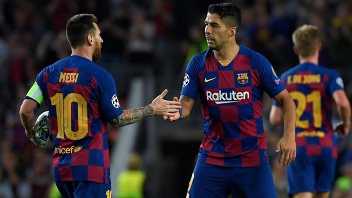 ক্লাবের স্টাফ বা কর্মচারীদের জন্য ত্যাগ করছেন মেসি- সুয়ারেজরা। ছবি : এএফপি