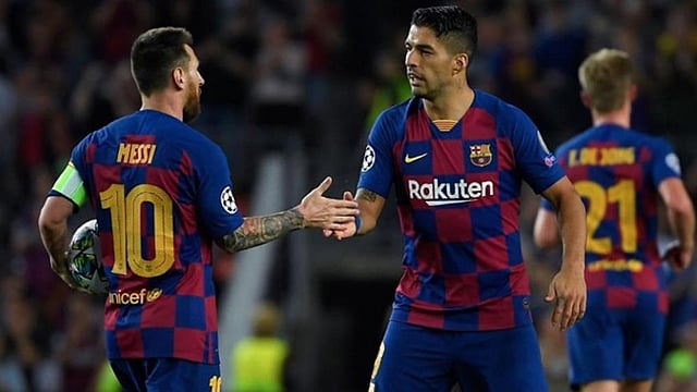 ক্লাবের স্টাফ বা কর্মচারীদের জন্য ত্যাগ করছেন মেসি- সুয়ারেজরা। ছবি : এএফপি