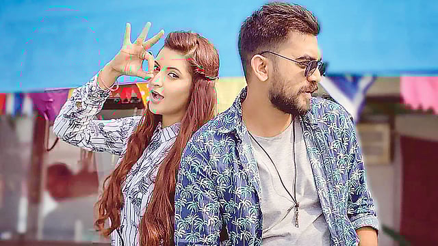 অ্যাডভেঞ্চার অব সুন্দরবন ছবির শুটিংয়ের ফাঁকে পরীমনি ও তানভীর।  ছবি: সংগৃহীত