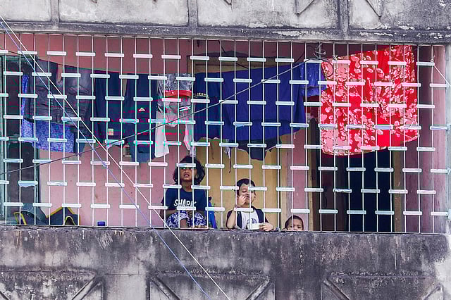 বারান্দায় দাঁড়িয়ে সময় কাটাচ্ছে তিন শিশু। করোনাভাইরাসের কারণে স্কুল বন্ধ ও চলছে সাধারণ ছুটি। তাই রাজধানীর বাসিন্দাদের চলছে এ রকম গৃহবন্দী জীবন। ওয়ারী, ঢাকা, ৩০ মার্চ। ছবি: দীপু মালাকার