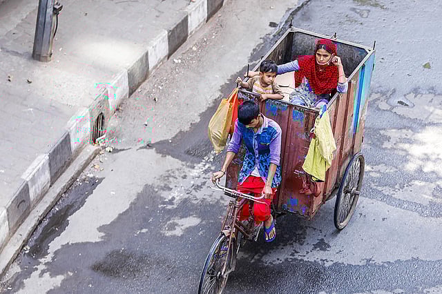 করোনাভাইরাসের সংক্রমণ রোধে সারা দেশে চলছে ১০ দিনের সাধারণ ছুটি। ফাঁকা হয়ে যাওয়া রাজধানীতে কর্মশূন্য হয়ে পড়েছেন অনেক দিনমজুর। ওয়ারী, ঢাকা, ৩০ মার্চ। ছবি: দীপু মালাকার