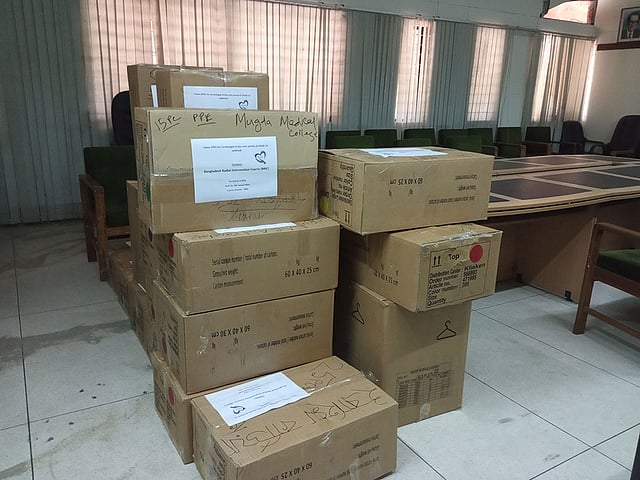 জাতীয় হৃদরোগ ইনস্টিটিউটে রাখা হয়েছে চিকিৎসাকর্মীদের জন আনা ব্যক্তিগত সুরক্ষা পোশাক। ছবি: শেখ সাবিহা আলম