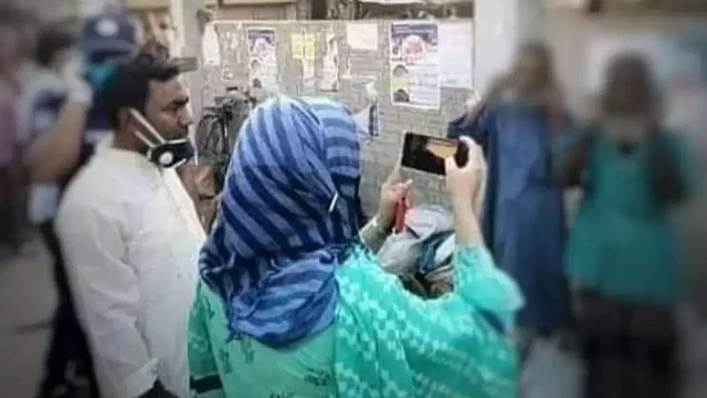 সহকারী কমিশনার (ভূমি) সাইয়েমা হাসান বয়স্ক দুই ব্যক্তিকে কান ধরে ওঠবস করাচ্ছেন। ছবি: ফাইল ছবি