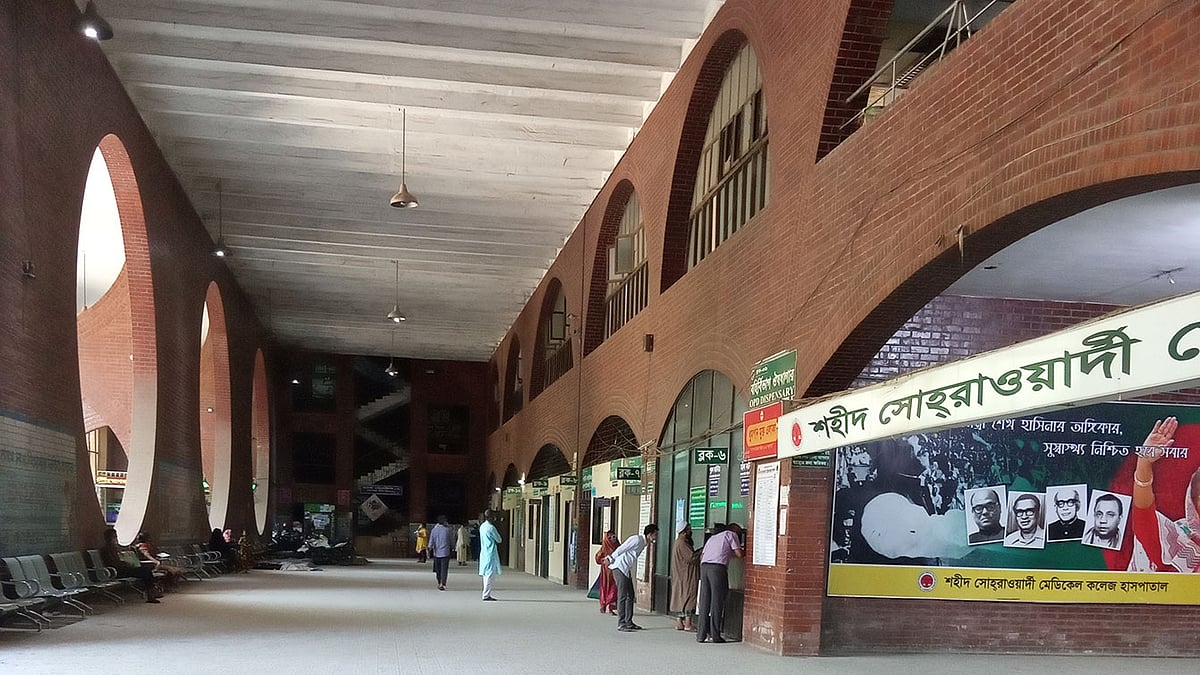 রাজধানীর হাসপাতালগুলোতে রোগী আসছে কম। সোহরাওয়ার্দী হাসপাতালের সকালের চিত্র। ছবি: শেখ সাবিহা আলম