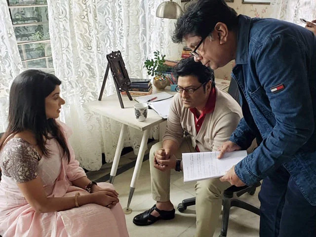 আফজাল হোসেন পরিচালিত ডকু ফিকশন ‘মানিকের লাল কাঁকড়া’ শুটিংয়ের সময় ফেরদৌস ও সোহানা সাবা। ছবি: সংগৃহীত