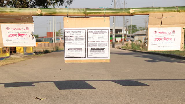 করোনা পরিস্থিতিতে বৃহত্তর খবংপড়িয়া সচেতন যুব সমাজের উদ্যোগে এলাকায় বহিরাগত ব্যক্তিদের প্রবেশ ঠেকাতে সড়কে বাঁশের বাধা। মধ্য খবংপড়িয়া, খাগড়াছড়ি, ৩০ মার্চ। ছবি: নীরব চৌধুরী