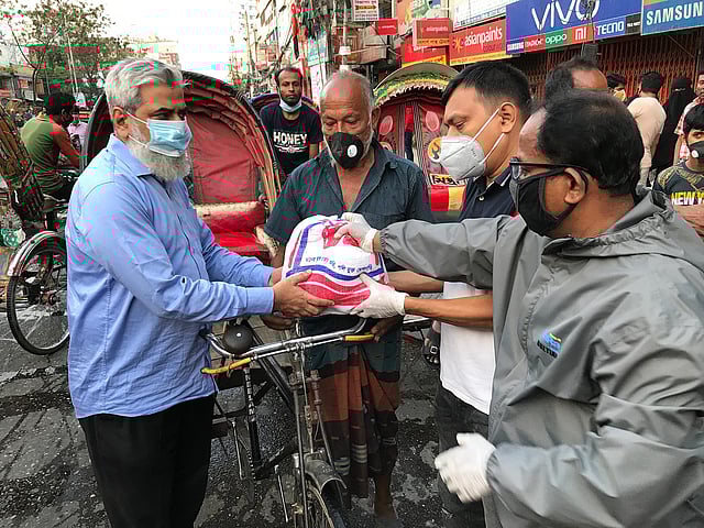 খাদ্যসামগ্রীর মধ্য আছে চাল, ডাল, লবণ, তেল, আলু ও সাবান। ছবি: বিজ্ঞপ্তি