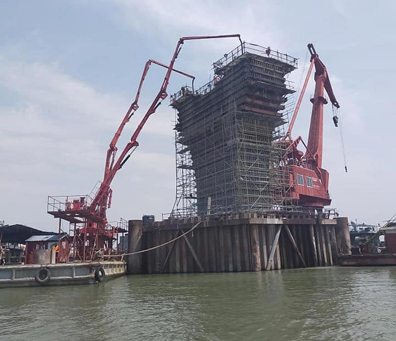 আজ দুপুর ১২টা থেকে পদ্মা সেতুর ২৬ নম্বর পিয়ারের সর্বশেষ ৪২ তম পিয়ারের (পি-২৬) কংক্রিটিংয়ের কাজ শুরু হয়েছে। আজ রাত ১০টার দিকে কংক্রিটিংয়ের কাজ শেষ হবে। এর মধ্য দিয়ে সব পিয়ারের কাজ সম্পন্ন হবে। ছবি : সংগৃহীত