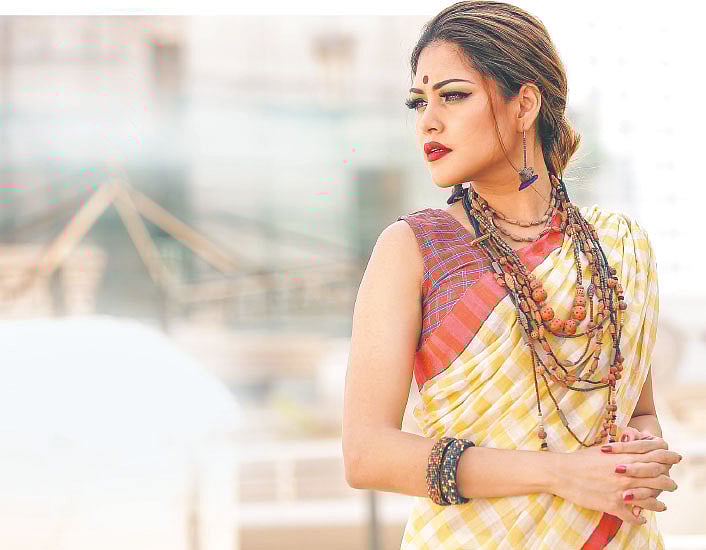 মডেল: জান্নাতুল পিয়া, শাড়ি: হ্যান্ড টাচ, ব্লাউজ: খুঁত, গয়না: অরণ্য, সাজ: লাভিস বুটিক স্যালন, ছবি: কবির হোসেন