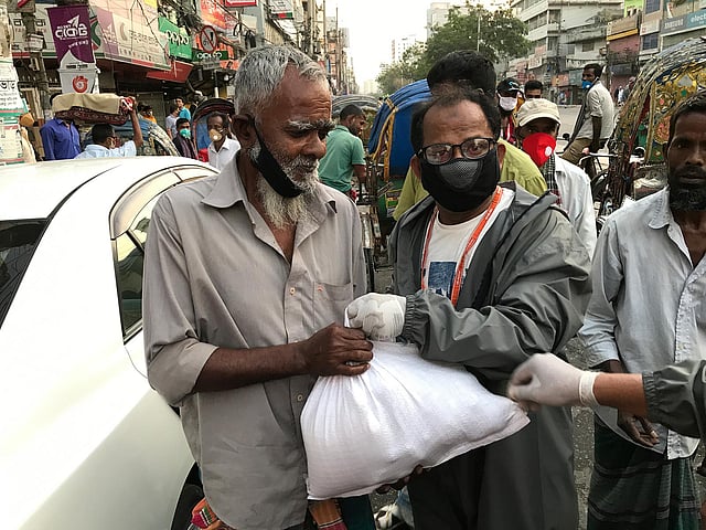 ৩০ মার্চ বিকেলে রাজধানীর রামপুরার ওয়াপদা রোড ক্রসিংয়ের কাছে খাদ্যসামগ্রী বিতরণ করা হয়েছে। ছবি: বিজ্ঞপ্তি