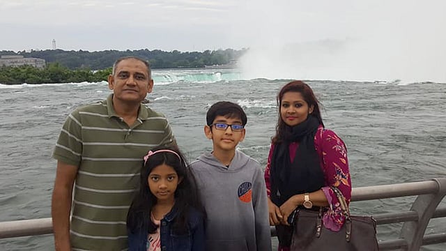 স্ত্রী, সন্তানদের সঙ্গে জুয়েল রানা। ছবি: জুয়েল রানার ফেসবুক