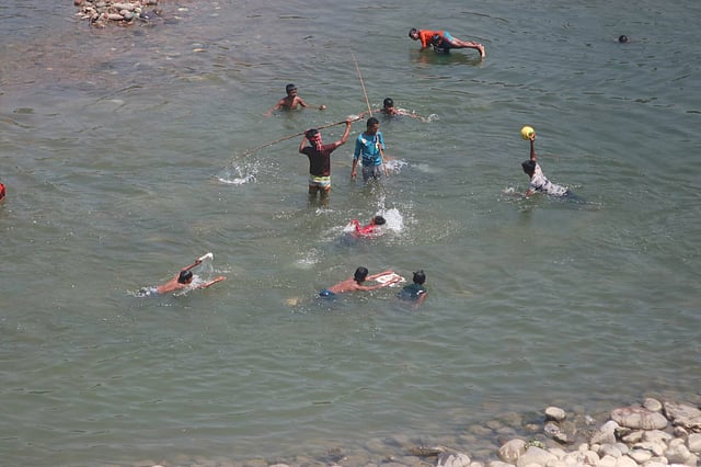 করোনাভাইরাসের এ সময়ে কোনো নিয়ম–নীতি না মেনে নদীতে গোসল করছে দুরন্ত শিশু-কিশোরের দল। ছবিটি গতকাল মঙ্গলবার সিলেট নগরের ‍সুরমা নদীর ঝালোপাড়া এলাকা থেকে তোলা। ছবি: আনিস মাহমুদ