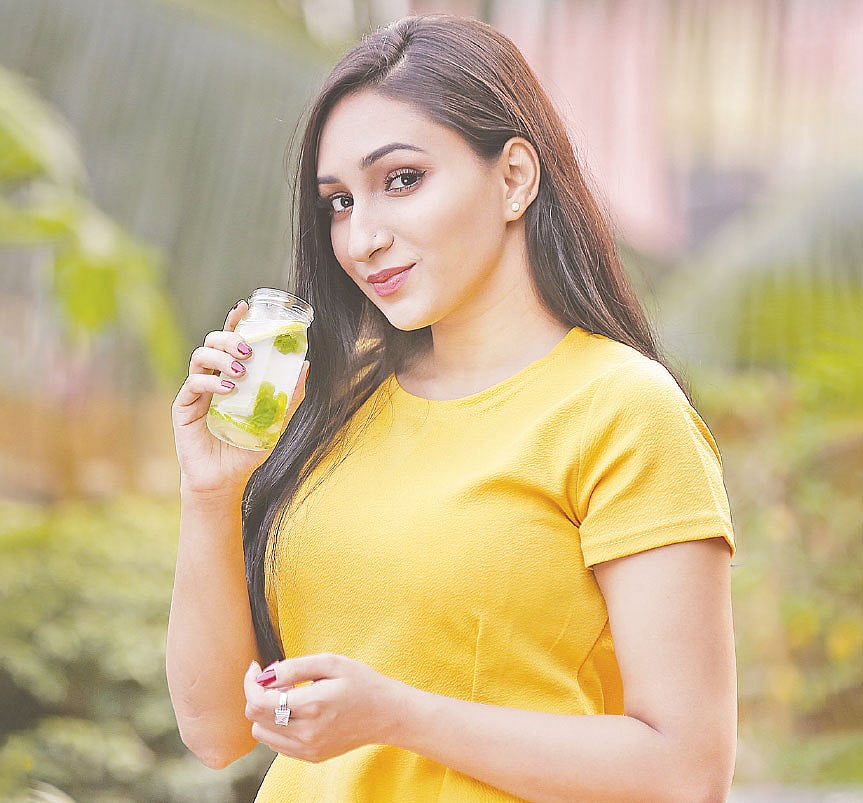 লেবুপানি এই সময়ে শরীরের জন্য উপকারী। মডেল: খুশবু, ছবি: অধুনা
