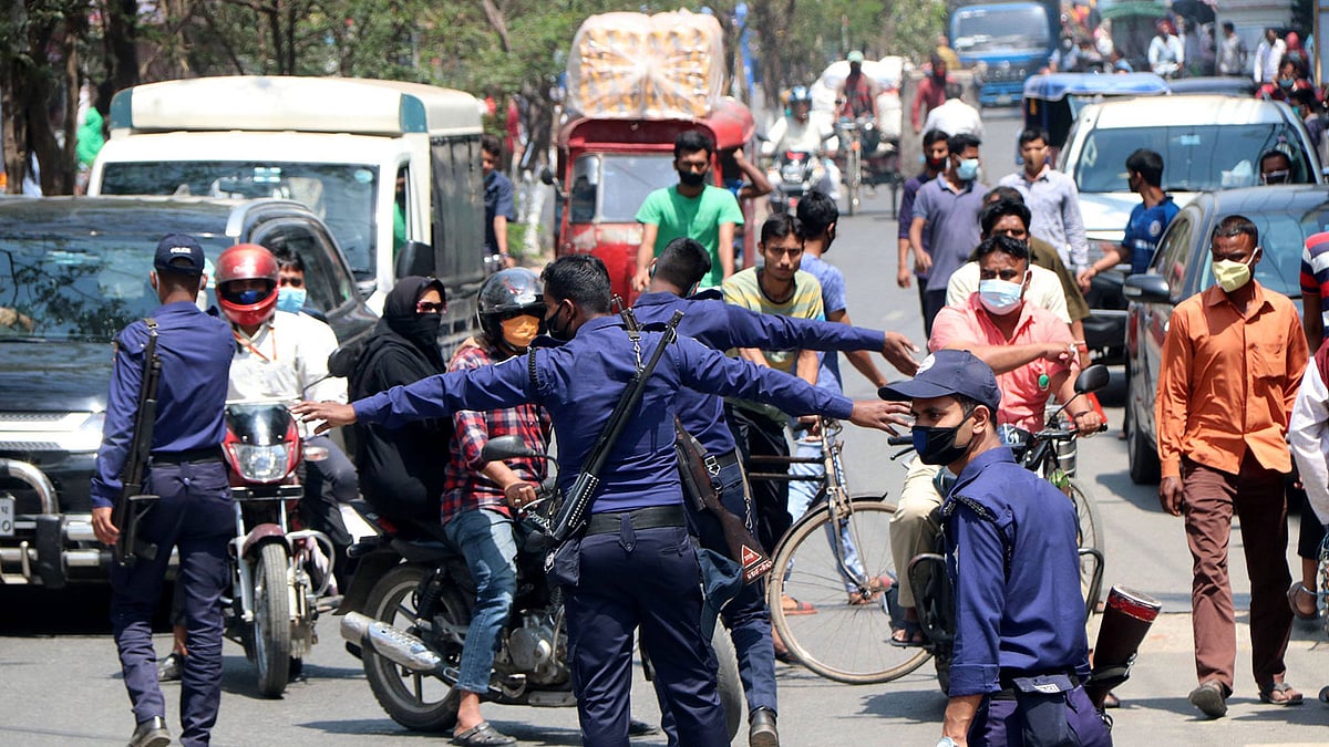 করোনা সংক্রমণের ঝুঁকি উপেক্ষা করে বাইরে বের হয়েছেন লোকজন। তাঁদের ঠেকাতে হিমশিম খেতে হচ্ছে পুলিশের সদস্যদের। কবি নজরুল ইসলাম সড়ক, বগুড়া শহরের, ১ এপ্রিল। ছবি: ছবি: সোয়েল রানা