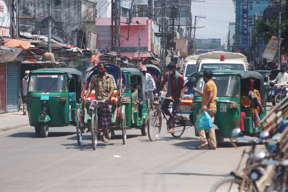 করোনার প্রভাবে কয়েক দিন সিলেট শহরে মানুষজনের উপস্থিতি কম ছিল। আবারও বাড়ছে মানুষজন ও যানবাহনের চাপ। ছবিটি গতকাল মঙ্গলবার সিলেট নগরের বন্দরবাজার থেকে সকালে তোলা। ছবি: আনিস মাহমুদ