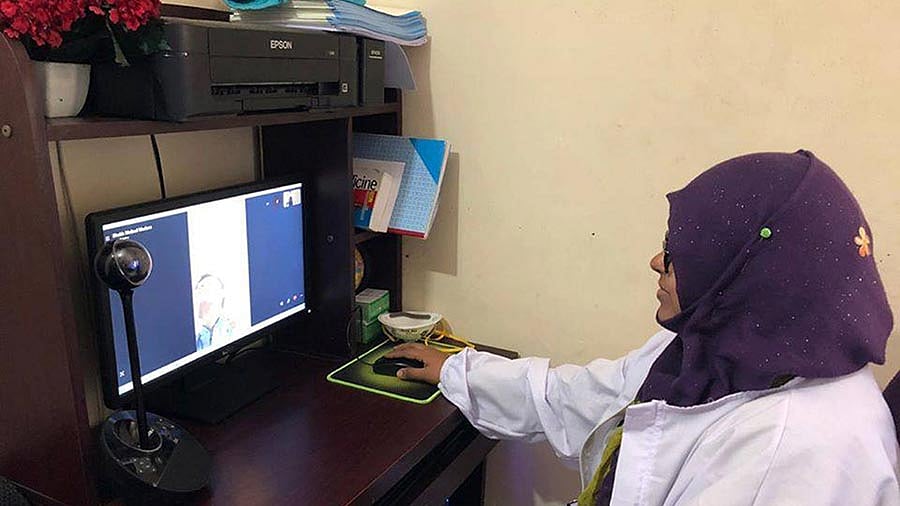 করোনা হেল্প ডেস্কে চিকিৎসা ও পরামর্শ দিচ্ছেন চিকিৎসকেরা। ছবি: সংগৃহীত