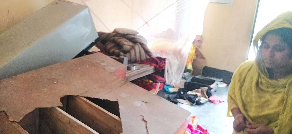 চুরির অপবাদ দিয়ে দিনদুপুরে হামলা চালিয়ে ভাঙচুর ও লুট করা হয়েছিল দুটি বসতবাড়িতে। কুনিয়া গ্রাম, চিতলমারী উপজেলা, বাগেরহাট, ৩১ মার্চ। ছবি: প্রথম আলো