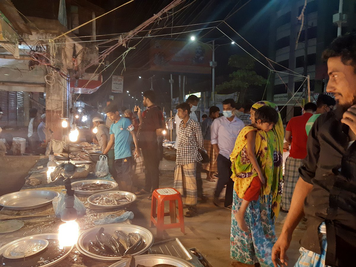 রাতে মাছ ও সবজি কিনতে বাজারে ক্রেতার ভিড়। মদিনামার্কেট, সিলেট নগর, ১ এপ্রিল। ছবি: প্রথম আলো।