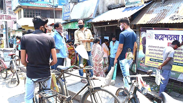 মহেশতলায় রেশনের দোকানে ভিড়। ছবি: ভাস্কর মুখার্জি