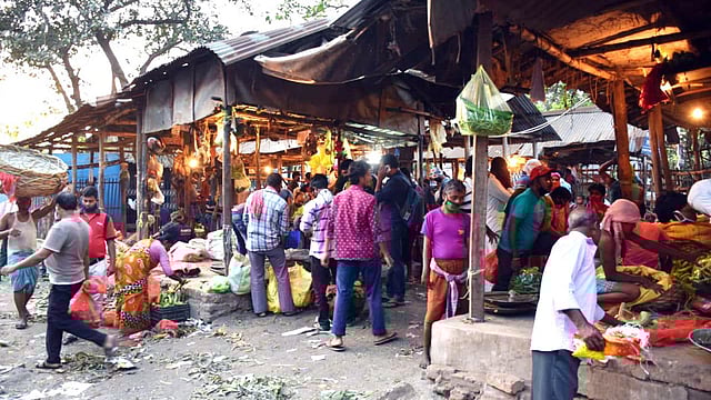 লকডাউন না মেনে পশ্চিমবঙ্গের জাঞ্জিরা বাজারে মানুষের ভিড়। ছবি: ভাস্কর মুখার্জি