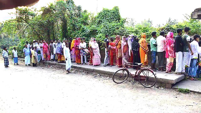 মহেশতলায় রেশনের দোকানে লম্বা লাইন। ছবি: ভাস্কর মুখার্জি