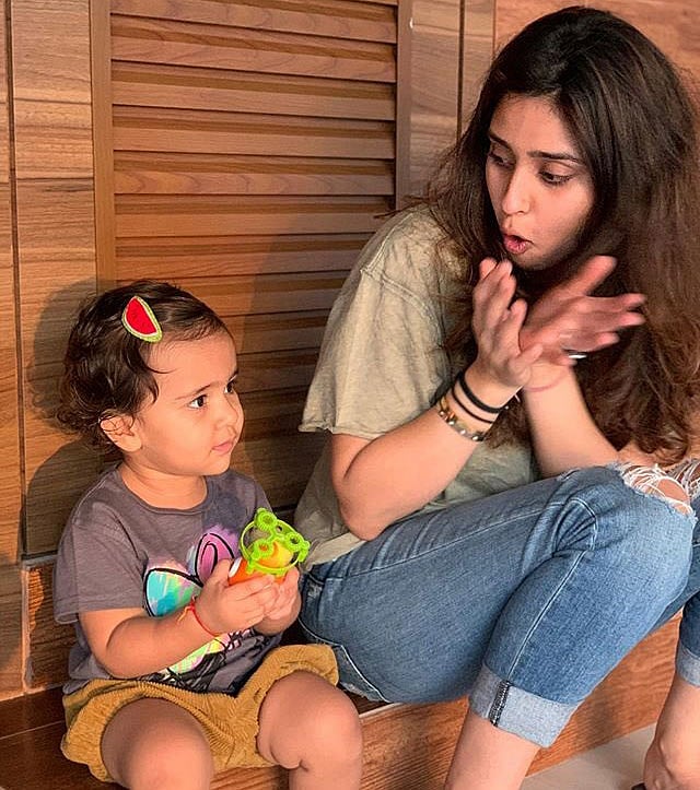 এখন বোলিং করার ইচ্ছে দেখাচ্ছে সামাইরা। ছবি: রোহিত ইনস্টাগ্রাম