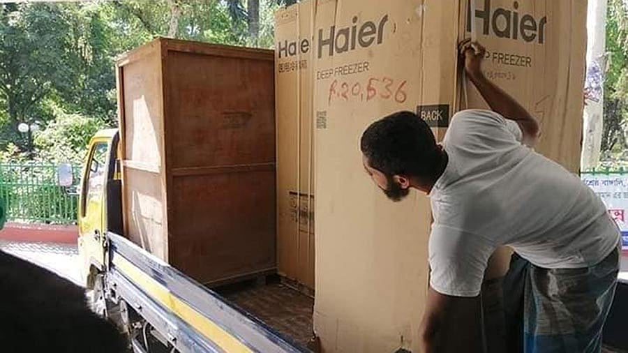 বরিশালে করোনাভাইরাস শনাক্তকরণ ল্যাব প্রতিষ্ঠার জন্য এসেছে পিসিআরসহ অন্যান্য যন্ত্রপাতি। প্রশাসনিক ভবন, শের-ই-বাংলা মেডিকেল কলেজ, বরিশাল। ছবি: প্রথম আলো