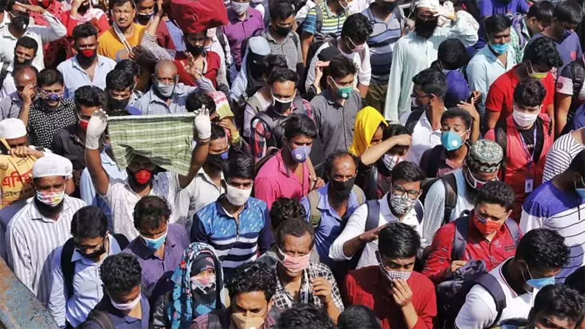 পোশাক কারখানা খোলার ঘোষণায় ঢাকায় ফিরেছে দলে দলে মানুষ। ছবিটি শিমুলিয়া ফেরিঘাট থেকে তোলা। ছবি: দীপু মালাকার