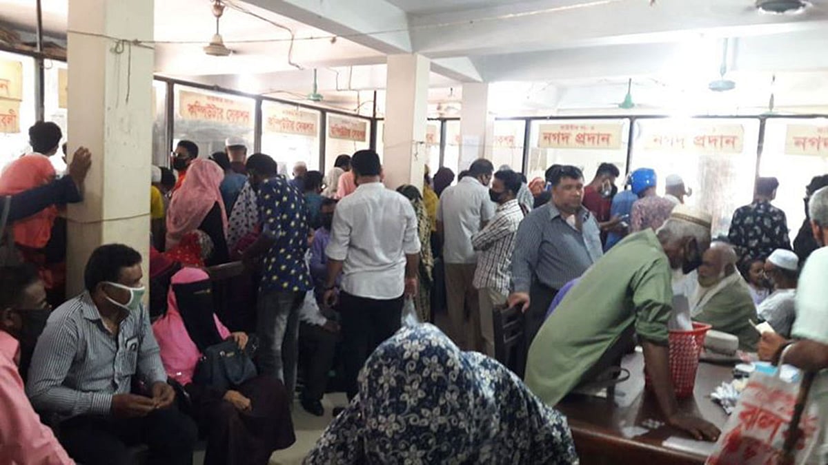 করোনাভাইরাসের বিস্তার ঠেকাতে সামাজিক দূরত্ব বজায় রাখার সরকারি নির্দেশ থাকলেও নড়াইলের লোহাগড়ার ব্যাংকগুলোতে তা মানা হচ্ছে না। ছবি: প্রথম আলো