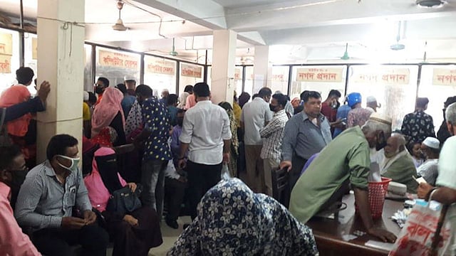করোনাভাইরাসের বিস্তার ঠেকাতে সামাজিক দূরত্ব বজায় রাখার সরকারি নির্দেশ থাকলেও নড়াইলের লোহাগড়ার ব্যাংকগুলোতে তা মানা হচ্ছে না। ছবি: প্রথম আলো