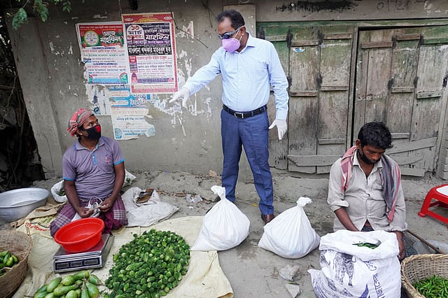 কুষ্টিয়া জেলা প্রশাসন জনগণকে ঘরে ফেরাতে কাজ করে যাচ্ছে। গতকাল শনিবার বিকেলে মিরপুর উপজেলার আমবাড়িয়া ইউনিয়নের বটতলা এলাকা। ছবি: তৌহিদী হাসান