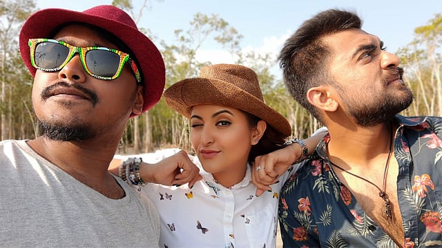 শুটিংয়ের ফাঁকে ছবির অভিনয়শিল্পীরা। ছবি: সংগৃহীত