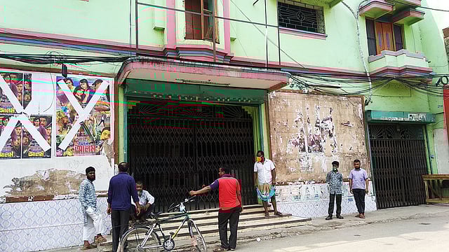 চিত্রামহলের বন্ধ গেটে আড্ডা জমেছে। ছবি: মাসুম আলী