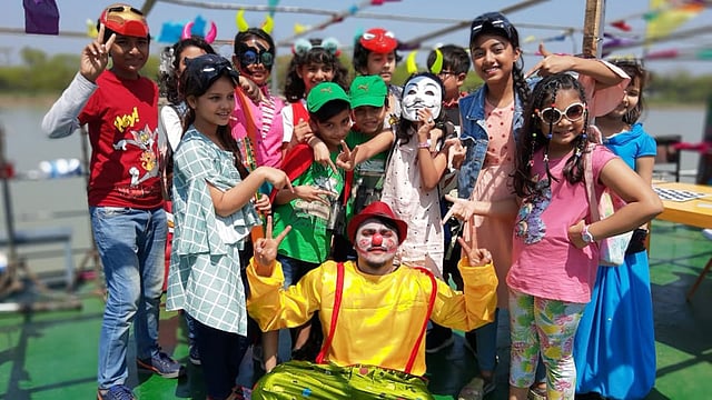 শুটিংয়ের ফাঁকে শিশু অভিনয়শিল্পীরা। ছবি: সংগৃহীত