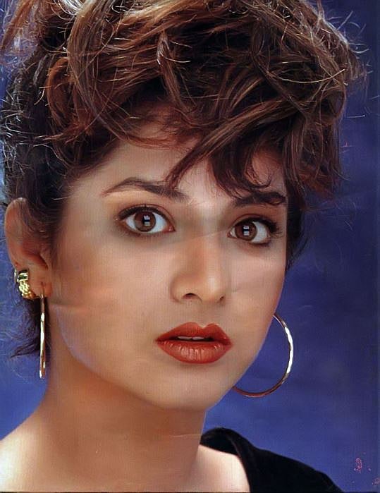 ১৯৯৩ সালের ৫ এপ্রিল মারা গেছেন দিব্যা। ছবি: ফেসবুক