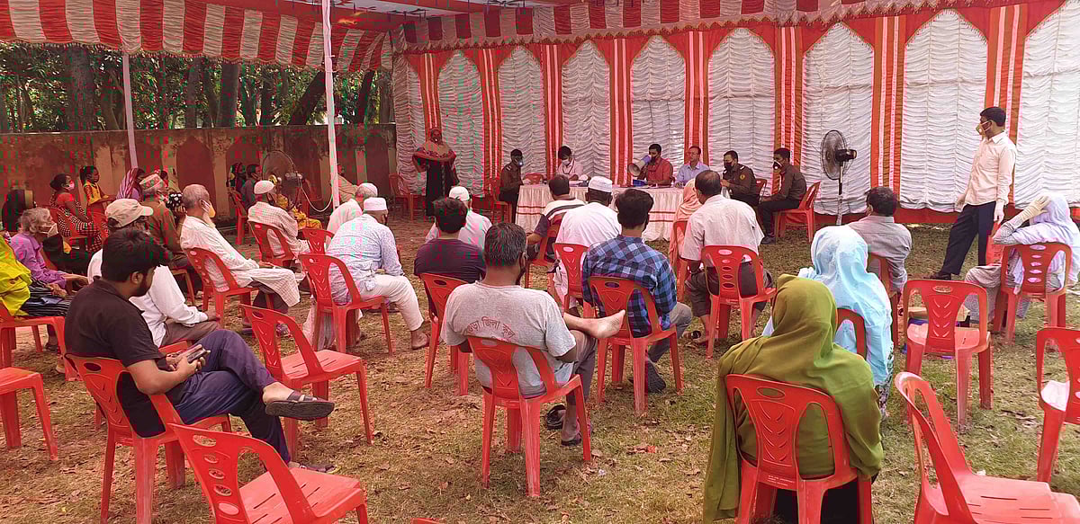 ব্যাংকের অদূরেই কেন্দ্রীয় ঈদগাহ মাঠে শামিয়ানা টানিয়ে অবসর ভাতা দেওয়া হচ্ছে। আজ দুপুরে সোনালী ব্যাংক নাটোর প্রধান শাখায়। ছবি: প্রথম আলো