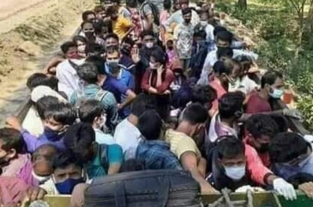 কাজে যোগ দিতে ঢাকামুখী মানুষ।